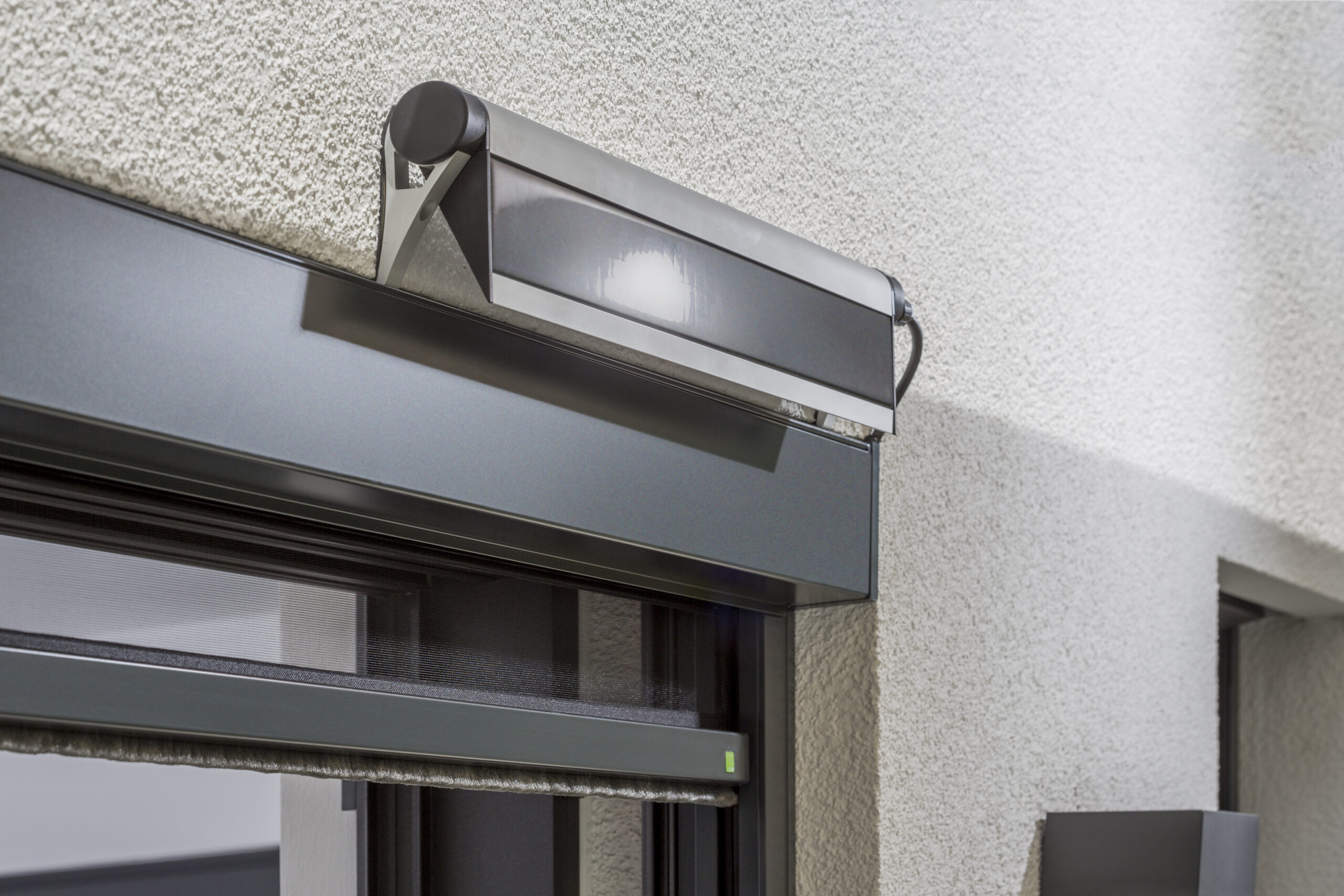 Moustiquaires sur mesure à domicile – Vienne (86), Haute-Vienne (87), Charente (16) | La Moustiquaire de l’Isle motorisation moustiquaire baie vitrée autonome solaire