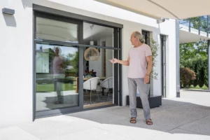 Grande moustiquaire sur mesure motorisée télécommande NEHER